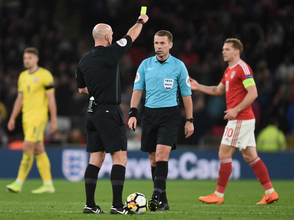 英超裁判海外执法一场赚2500英镑，行为引争议！